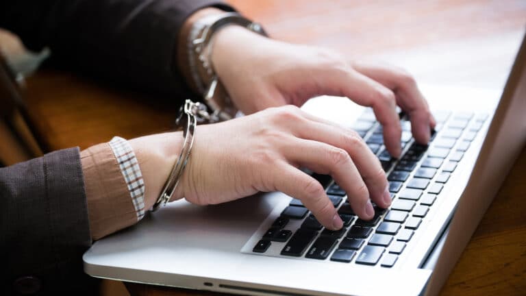 Сарым призвал СМИ судиться из-за статьи о фейках в Казахстане