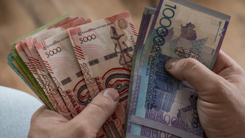 Где работают казахстанцы, получающие более 900 тыс. тенге