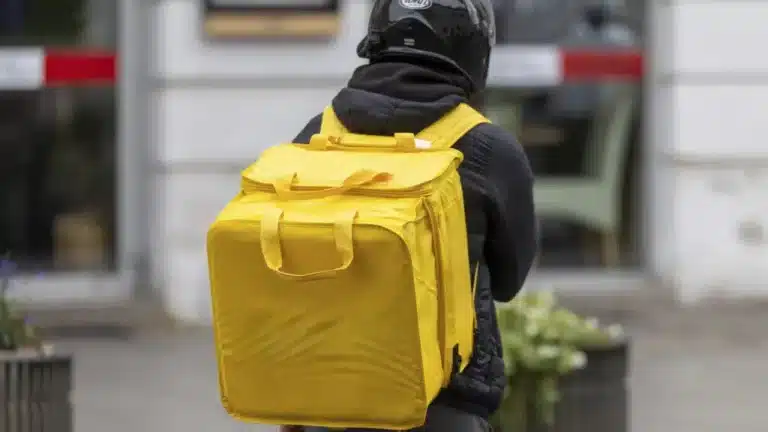 В Алматы разыскивают курьера, который справил нужду в детскую коляску