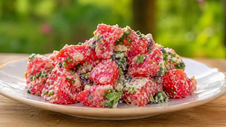 Трендовый салат с куртом и помидорами завирусился в Казнете