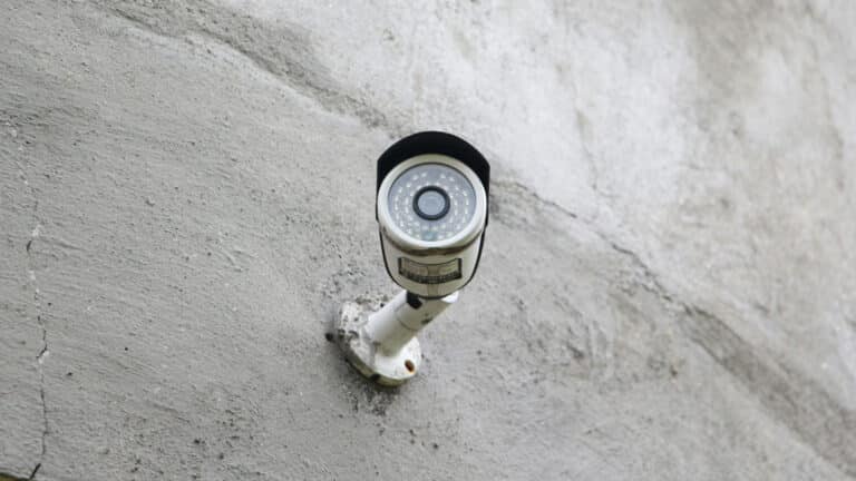 «Плевки и окурки»: полиция Астаны показала, как ловит горожан за мусор на улицах