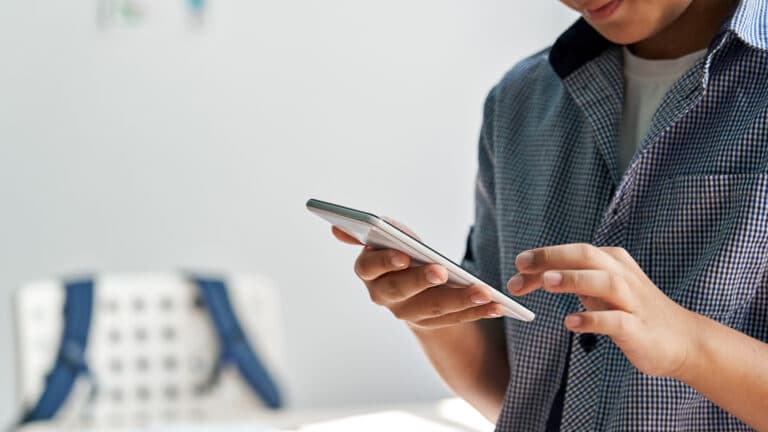 Минпросвещения объяснило логику QR-кодов в учебниках при запрете смартфонов в школах