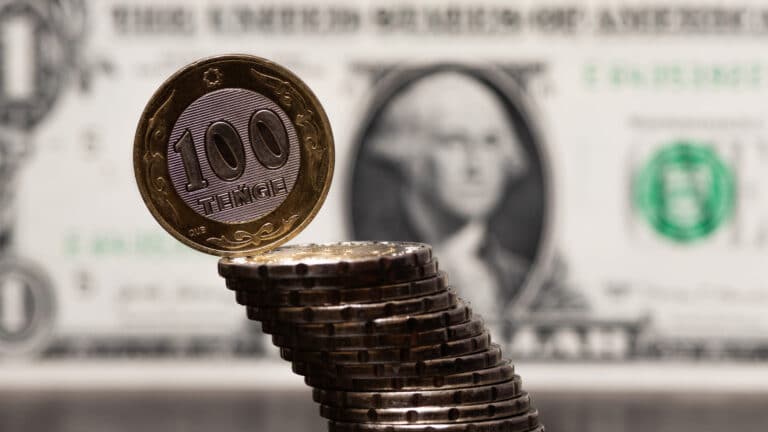 Доллар подорожал на 10 тенге за день