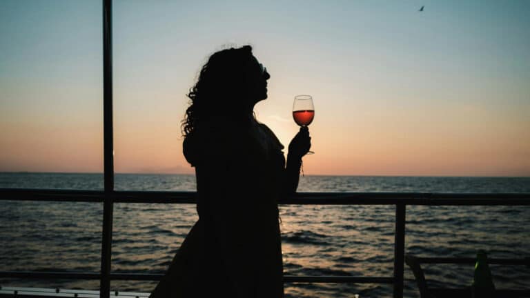 «Много текилы»: круизная компания выплатит $300 тысяч упавшей от алкоголя пассажирке