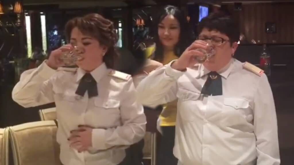 Казахстанских военных наказали за видео «пьяного банкета» восьмилетней давности