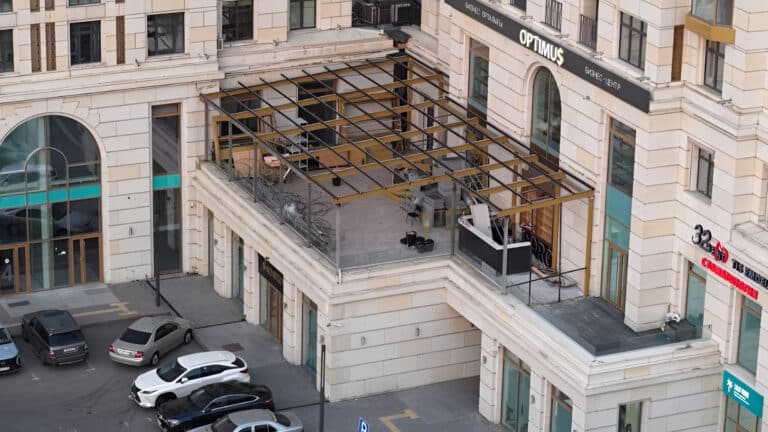 Владелец ресторана незаконно построил этаж и сам его снес в Алматы