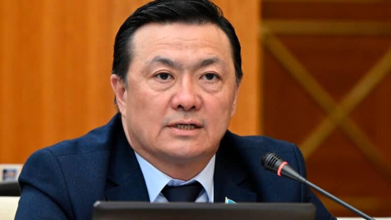 Медалями с именами батыров награждают казахстанцев за 300 тыс. тенге — депутат