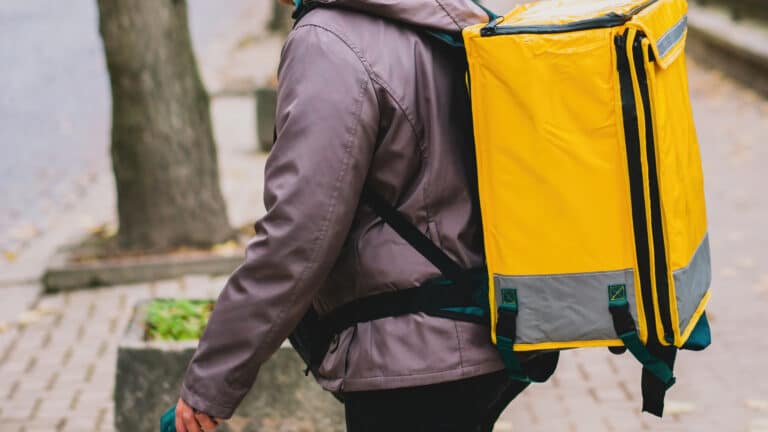 Glovo открестился от курьера, который помочился в детскую коляску в Алматы