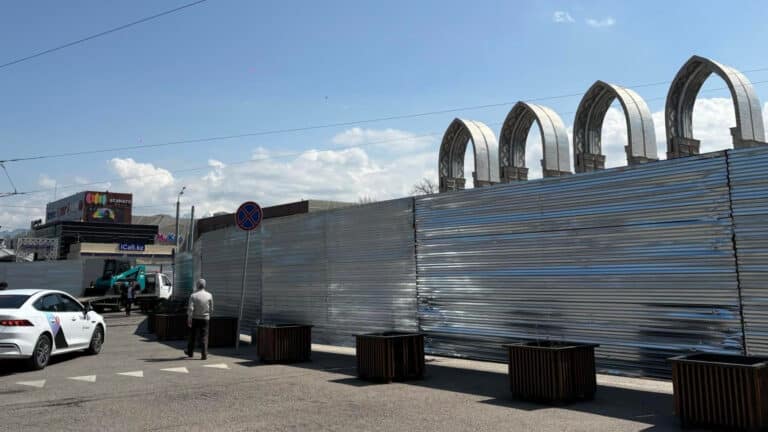 Площади перед «Атакентом» и Парком Первого Президента закрыли