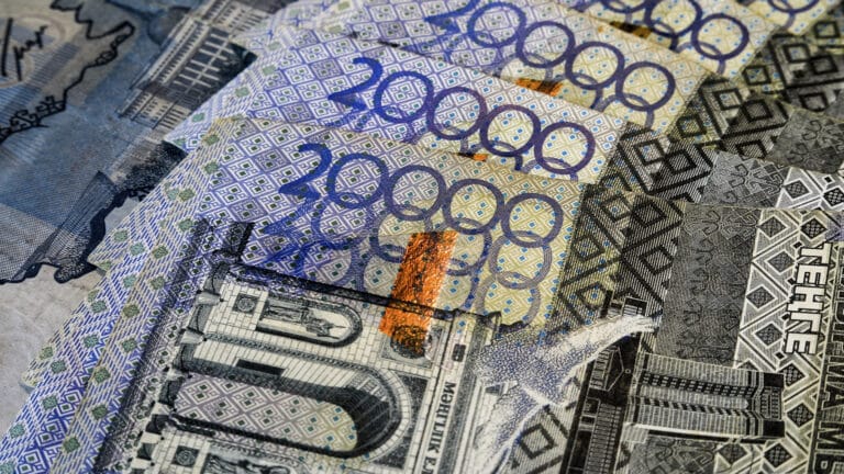 Почти 2,3 млн работающих казахстанцев не платят пенсионные