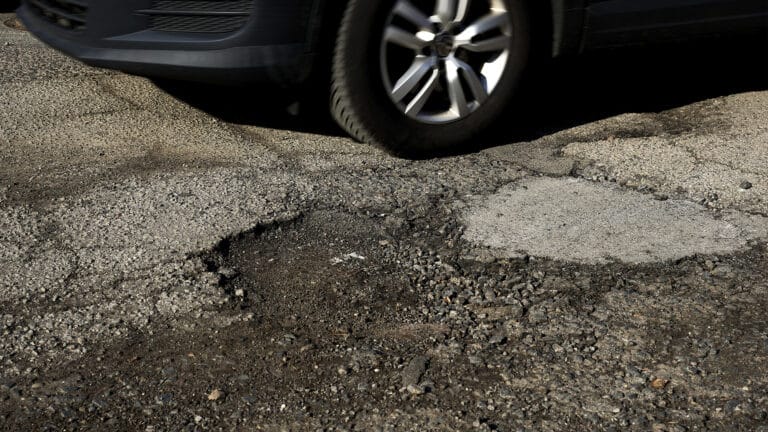 «Приезжайте зимой»: Жители Темиртау ответили на шутку про «убитые» дороги