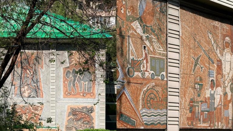 Алматинцы восхитились скрытой от глаз старой мозаикой в центр города