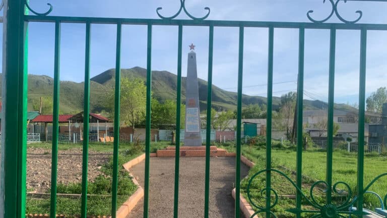 В известном селе в Алматинской области закрыли доступ к памятнику погибшим в ВОВ