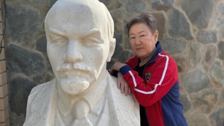 Пенсионерка из Актюбинской области установила бюст Ленина во дворе своего дома