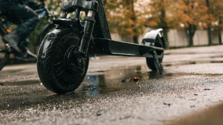 Полиция пересела на самокаты и усилила контроль на тротуарах Алматы