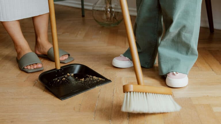 Почти 80% бытовых дел в Казахстане все еще делают женщины