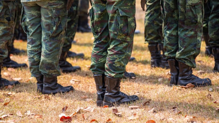 Тайская армия заманивает новобранцев предложениями об отдыхе от жен и долгов