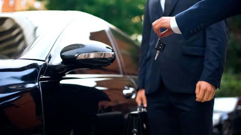 Суд и министерство в Казахстане тратят сотни миллионов тенге на аренду авто