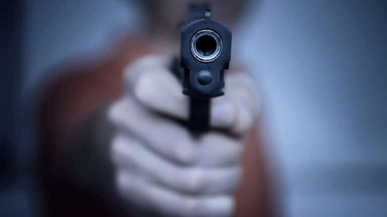 В Зайсане двое мужчин выстрелили в спину 21-летнему юноше