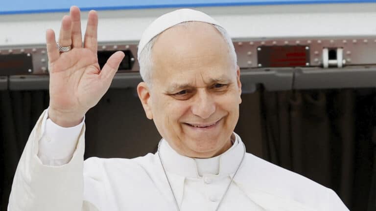 Pope defends anti-war stance after criticism from Trump