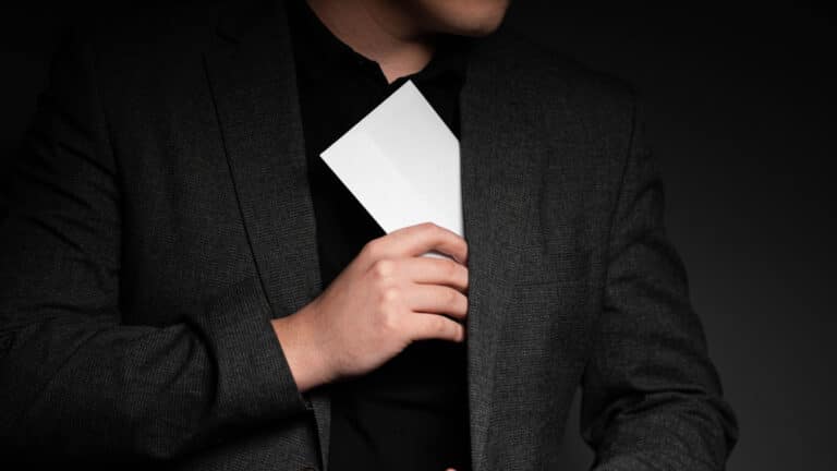 Казахстанец получил зарплату в 247 млн тенге от своей стройкомпании