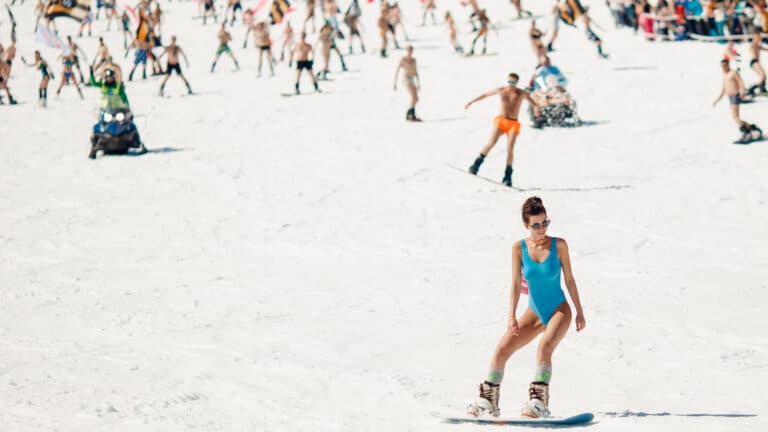 Шымбулак закроет сезон заездом в гавайских образах и прыжками в воду