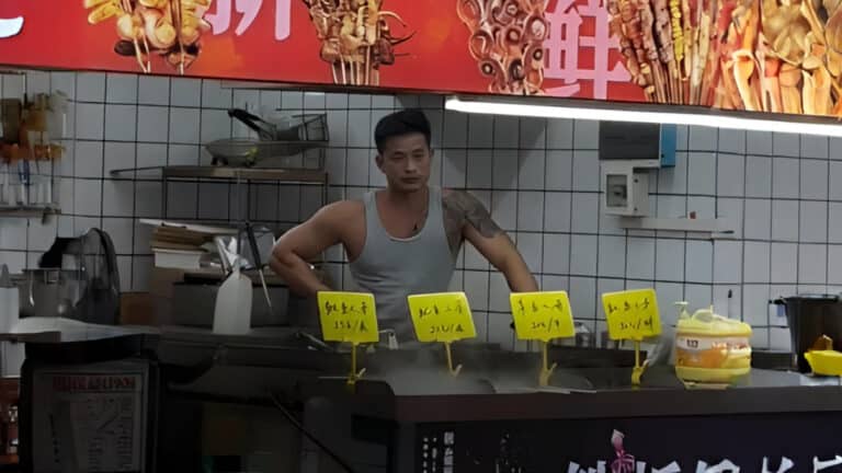 Уличный повар с Хайнаня свел с ума туристок из Казахстана