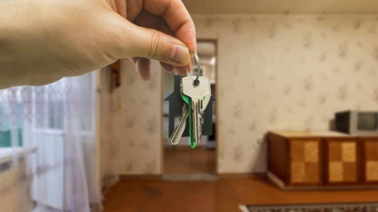 Квартиры на вторичном рынке резко подешевели в Алматы и Астане