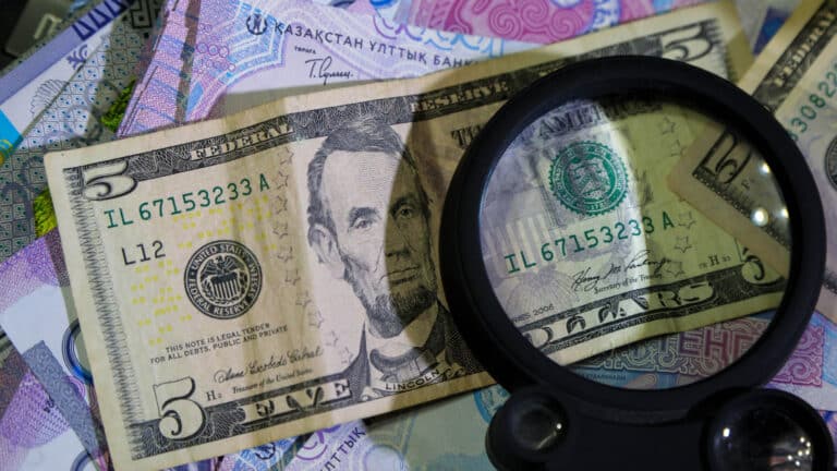 Финансисты Казахстана улучшили прогноз по курсу доллара на три года
