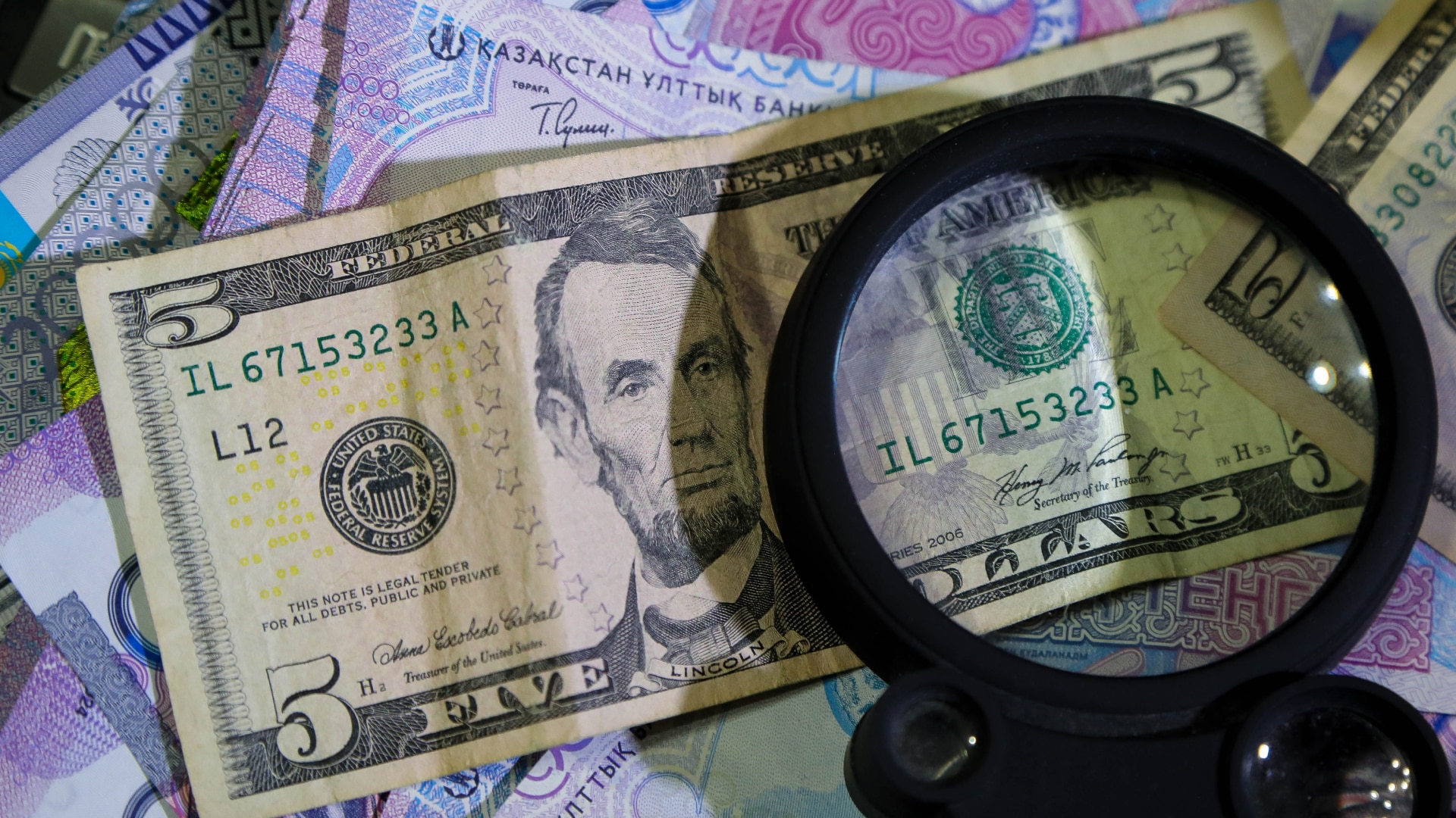 Эксперты улучшили прогнозы по курсу тенге