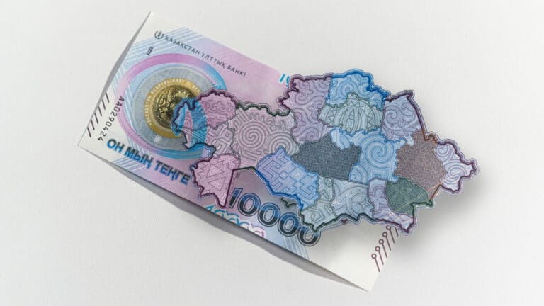 Тенге стал самой укрепившейся валютой в мире на фоне войны на Ближнем Востоке