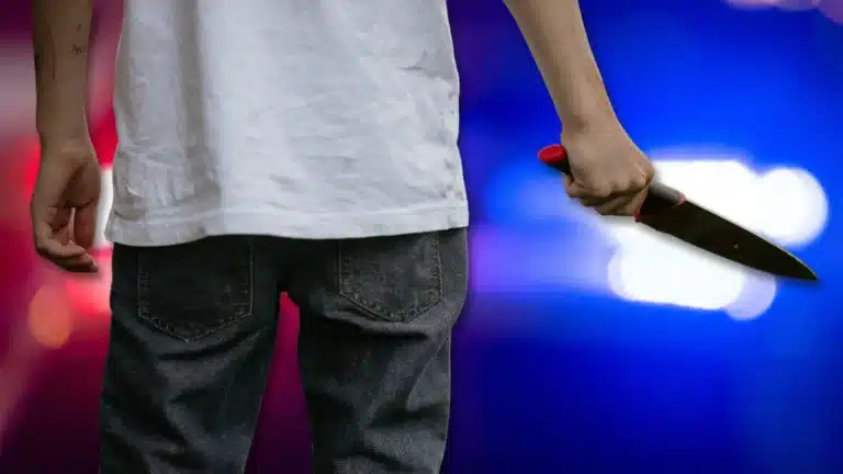 В Алматы пьяный мужчина с ножом напугал жителей ЖК