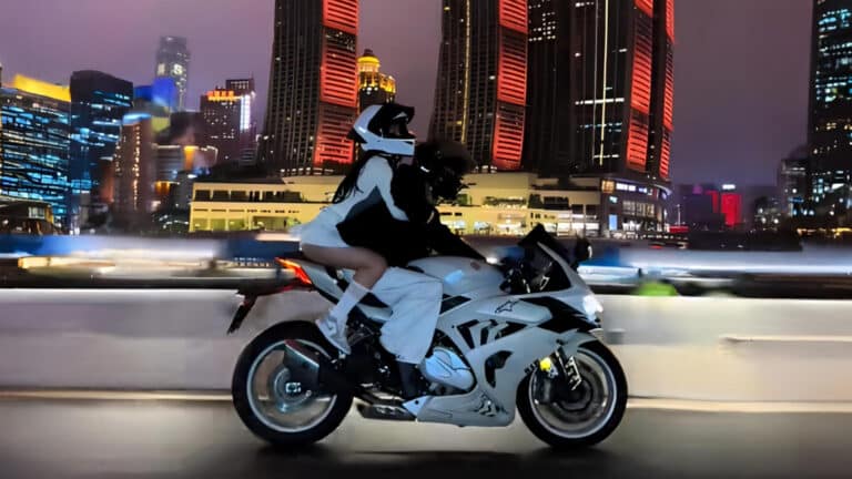 Блогеры едут в Китай ради трендовых видео с мотоциклистами