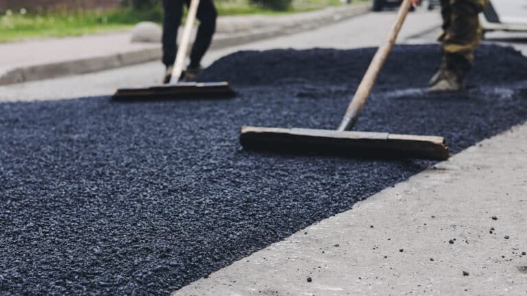 Казахстан увеличивает закупки сырья из России перед началом сезона стройки дорог