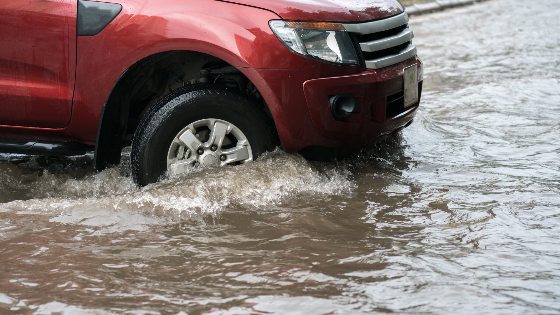 Алматы топит ливнями: город встал в 10-балльных пробках
