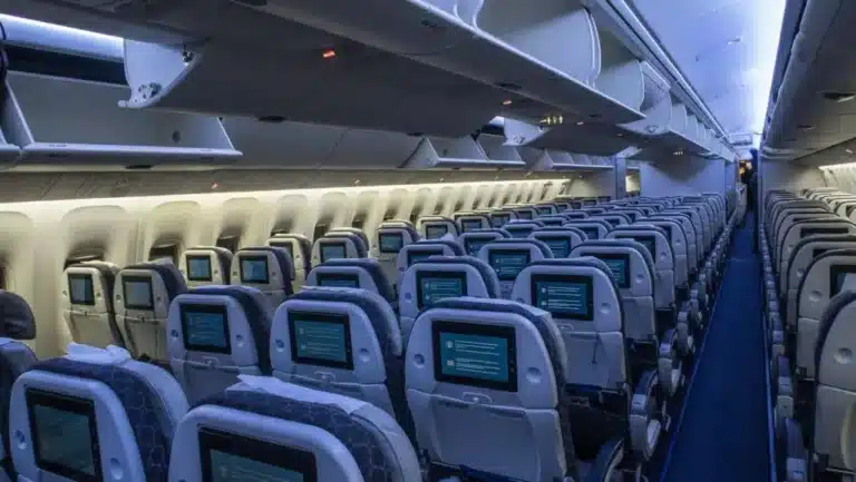 Ақтау – Алматы рейсінде мас жолаушы әйел бұзақылық жасады