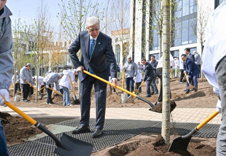 Токаев посадил дерево в новом парке Астаны