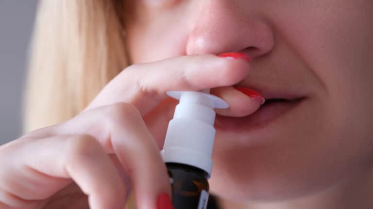 ЛОР-врач объяснил, почему сосудосуживающие капли со временем перестают помогать