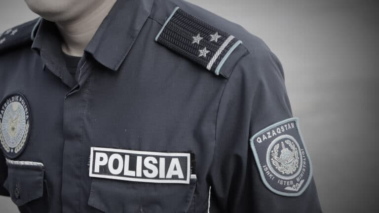 До 15 лет тюрьмы: троих жителей Костанай арестовали за жестокое избиение полицейского