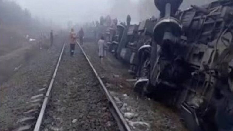 Ресейде 415 жолаушысы бар пойыз аударылды