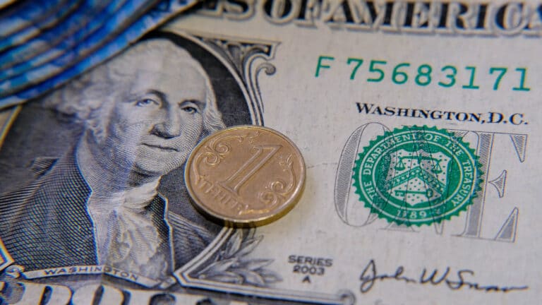 Доллар в Казахстане упал ниже 470 тенге