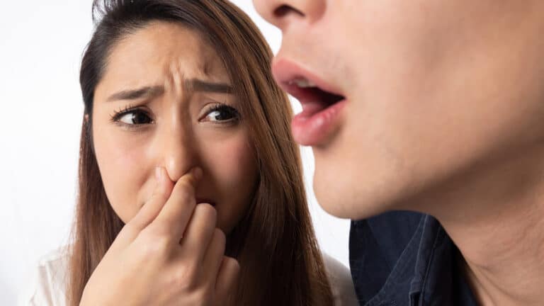 Когда неприятный запах изо рта говорит о проблемах со здоровьем и как его убрать