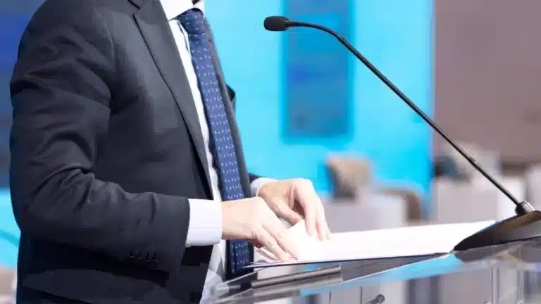 Карьера без «кресла» начальника: как госслужащим Казахстана будут повышать зарплаты