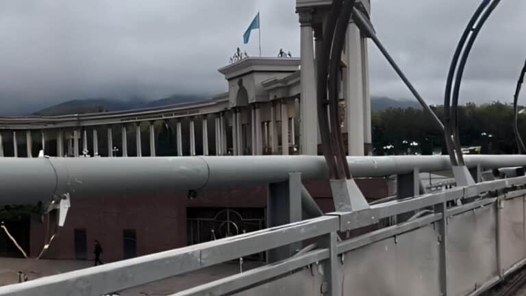 Повреждения на мосту рядом с Парком первого президента заметили в Алматы