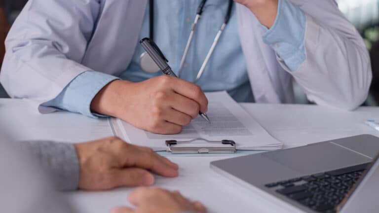 В Павлодаре мужчины массово «записывались» к гинекологам