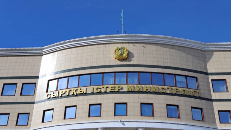 «Им ничего не грозит»: МИД сделал заявление о драке казахстанцев на вахте в России