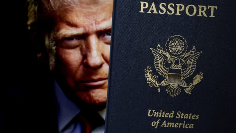 С июля на американских паспортах появится портрет Трампа