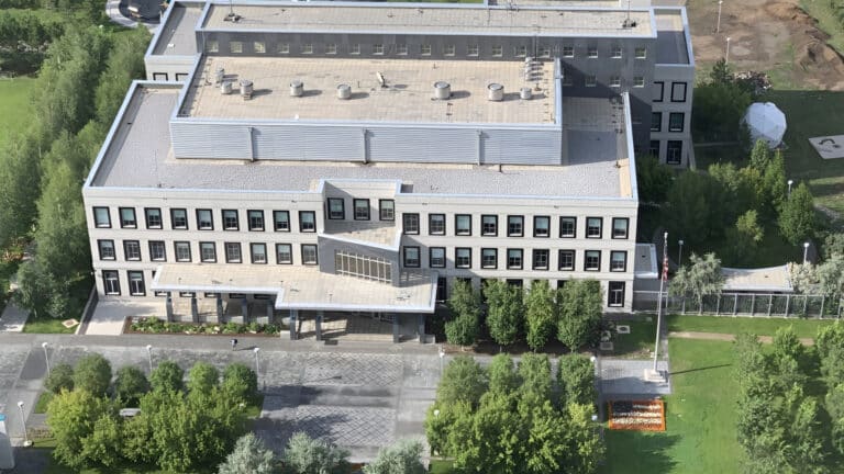 Посольство США в РК выставит на аукцион автомобили и компьютеры