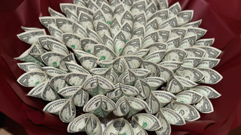 Долларовые букеты стали новым трендом на казахстанских тоях