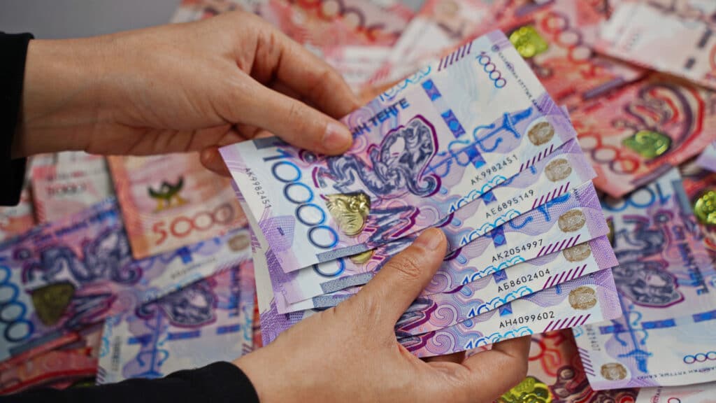 Экономист АБР предсказал рост реальных доходов населения в Казахстане в 2026 году/shutterstock, бильд-редактор: Адэлина Мамедова